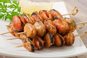 fried-mussels-with-onions-skewers-c-garnish-green-beans-paprika_2829-10328